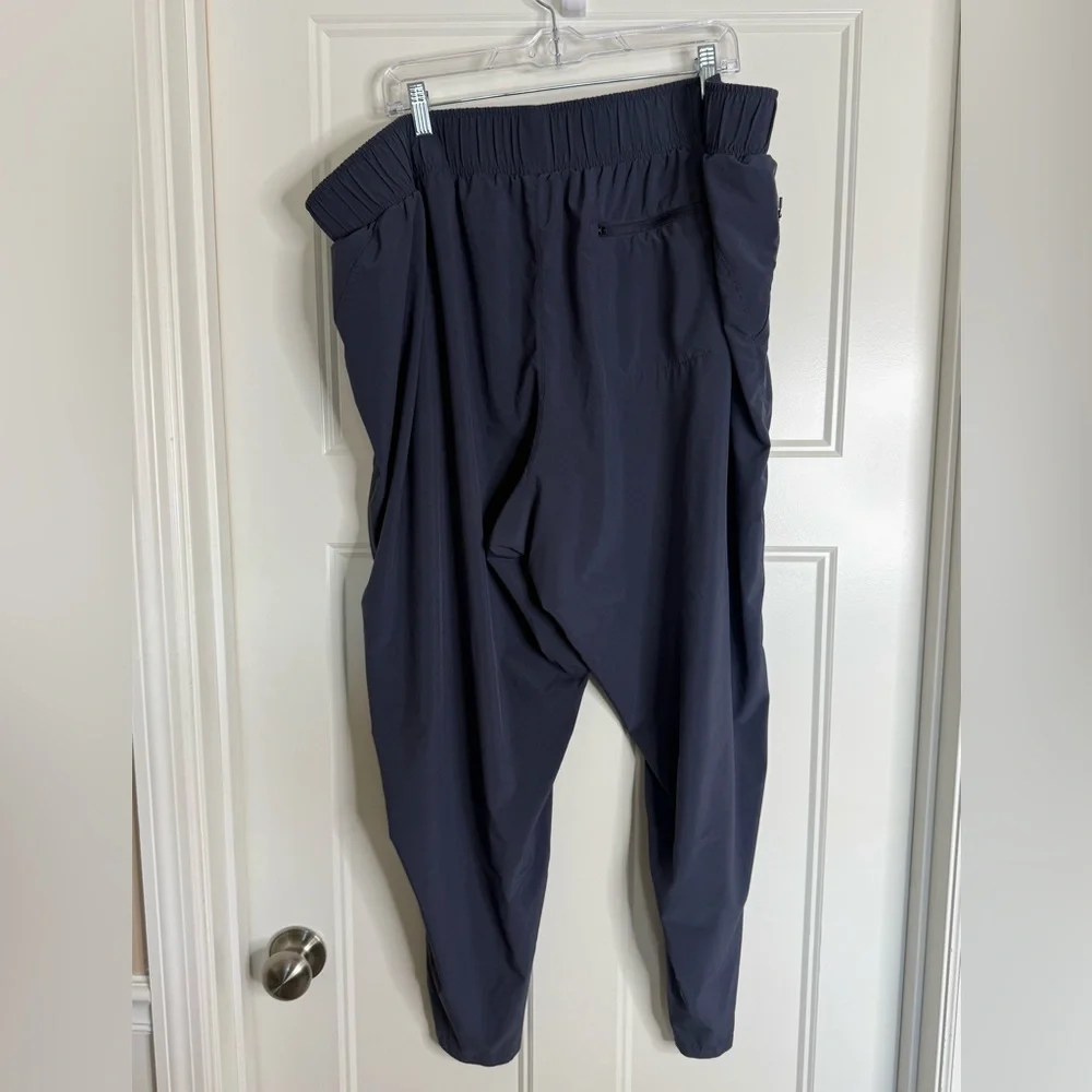 Women’s All in Motion Joggers/ taper pants Bundle Grey, Olive, & Black, 3X - Picture 12 of 15